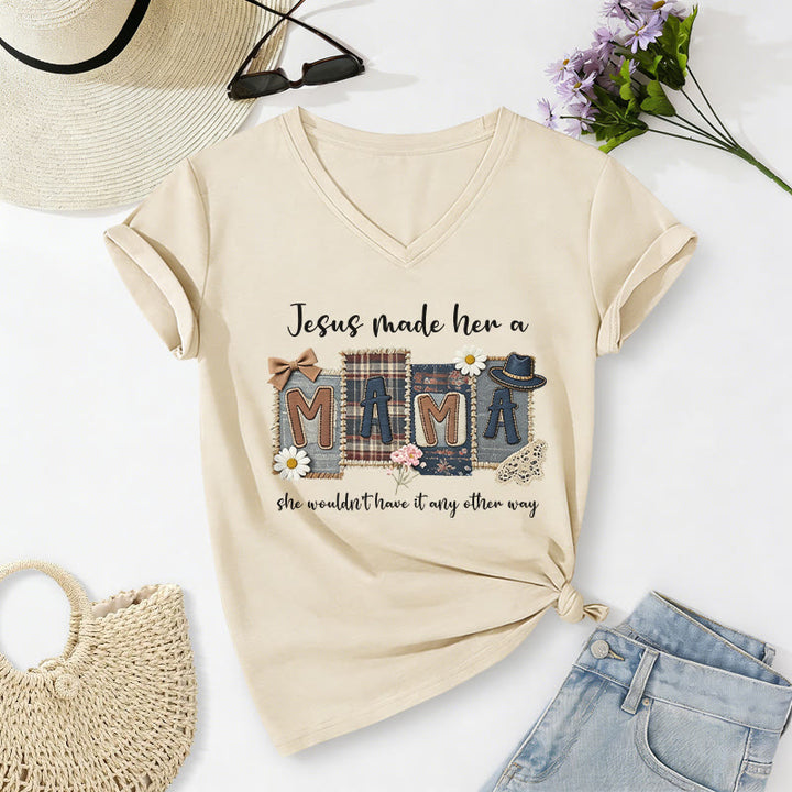 Christianartworkshop Jesus Made Her A Mama Grafik Lässiges V-Ausschnitt-T-Shirt - Beige - 2XL - image 6
