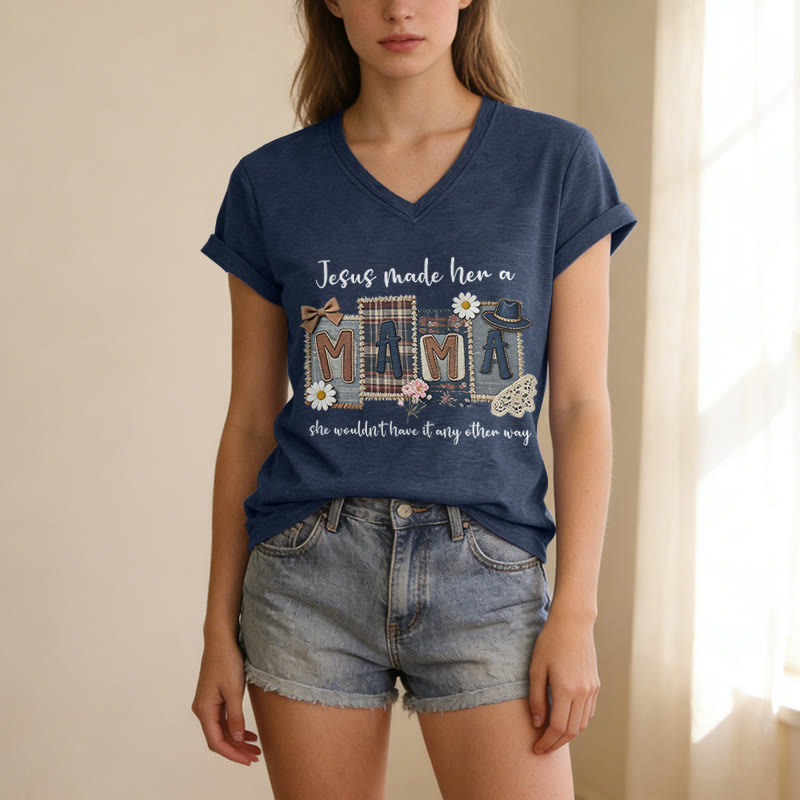 Christianartworkshop Jesus Made Her A Mama Grafik Lässiges V-Ausschnitt-T-Shirt - image 1