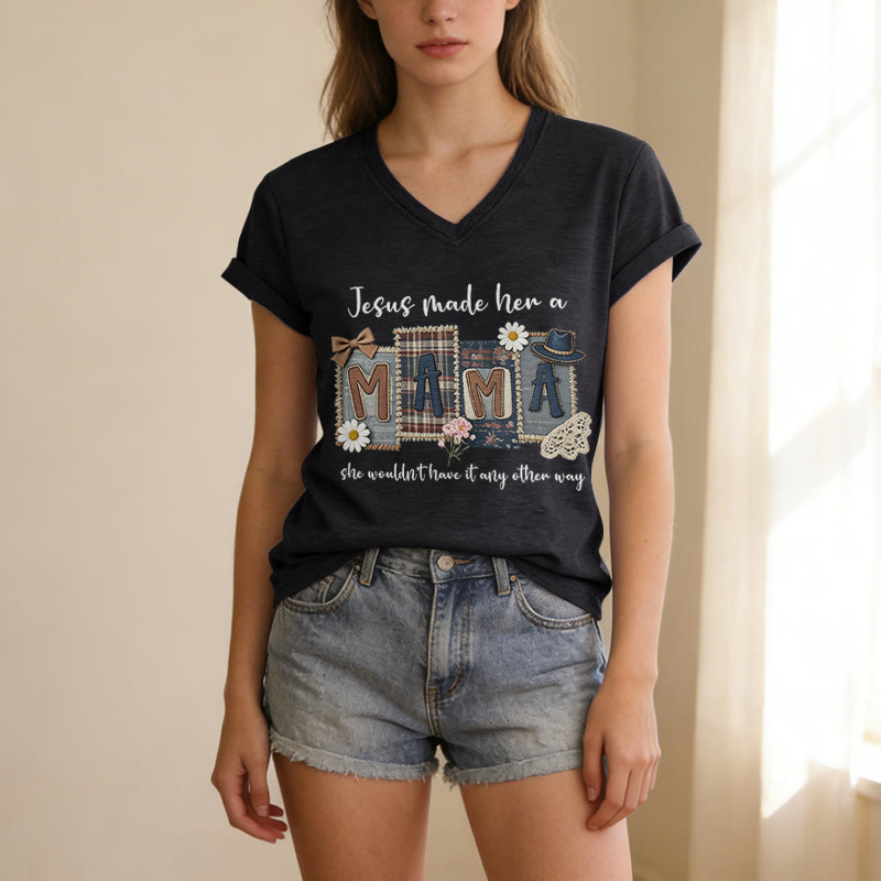 Christianartworkshop Jesus Made Her A Mama Grafik Lässiges V-Ausschnitt-T-Shirt - image 15