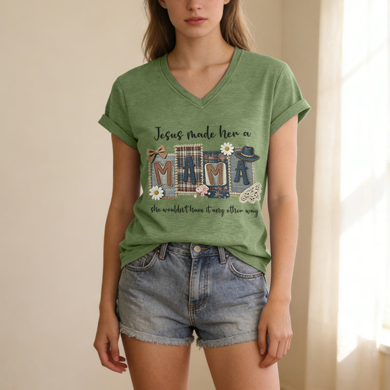 Christianartworkshop Jesus Made Her A Mama Grafik Lässiges V-Ausschnitt-T-Shirt - image 3