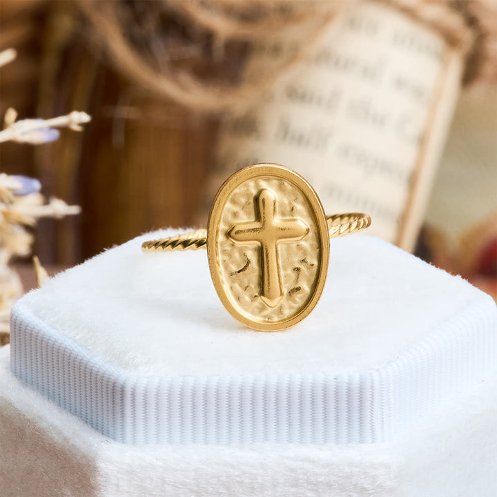 Christianartworkshop Gehämmerter ovaler Kreuzring mit gedrehtem Band: Rustikales Zeichen frommen Segens - image 2