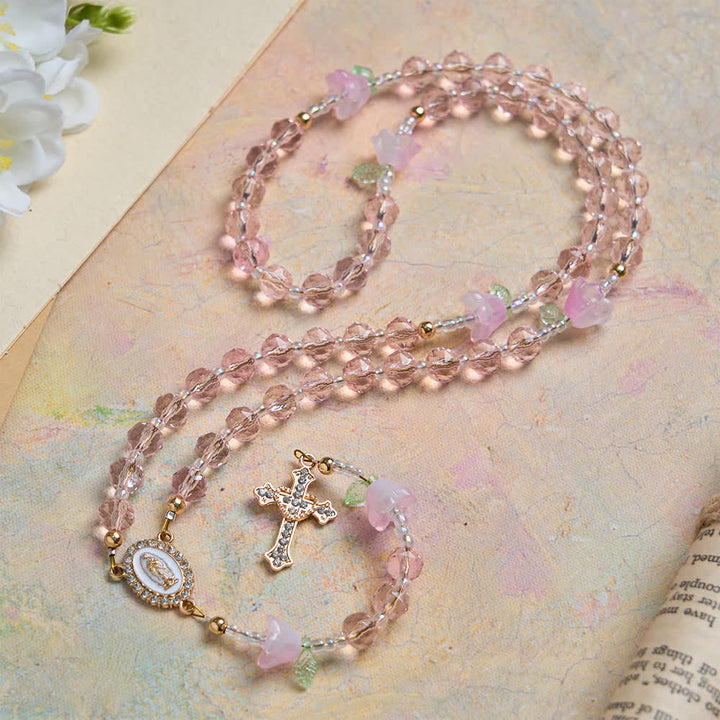 Christianartworkshop Rosenkranz mit Maiglöckchenmotiv, Marienverzierungen und rosa Perlen - Unsere Liebe Frau und das Kruzifix - image 0