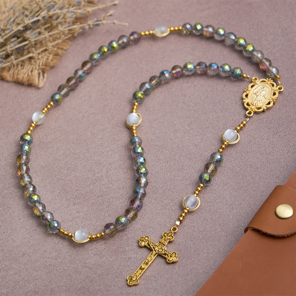 Christianartworkshop Rosenkranz aus regenbogenfarbenen, schillernden Facettenperlen mit goldenem Marienanhänger - image 3