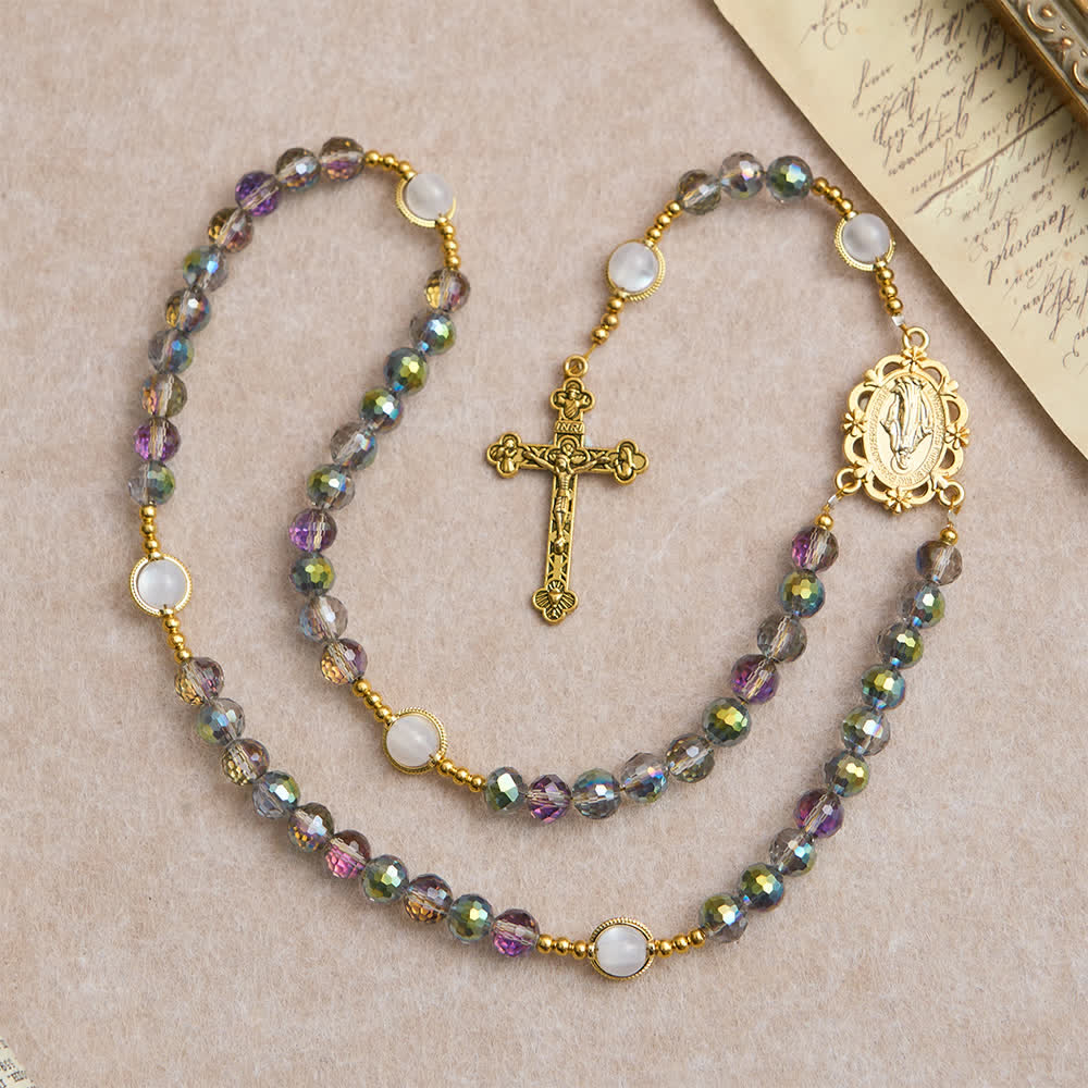 Christianartworkshop Rosenkranz aus regenbogenfarbenen, schillernden Facettenperlen mit goldenem Marienanhänger - image 2