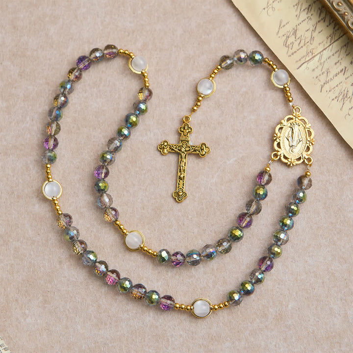 Christianartworkshop Rosenkranz aus regenbogenfarbenen, schillernden Facettenperlen mit goldenem Marienanhänger - image 2