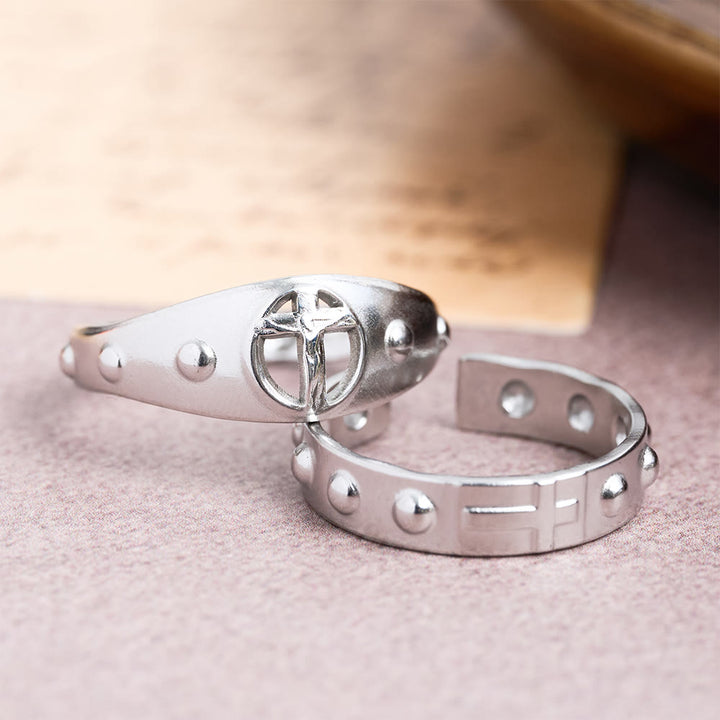 Christianartworkshop Minimalistischer, verstellbarer Statement-Ring mit heiligem Kruzifix: Symbol für Anmut, Hoffnung und stille Hingabe - image 0