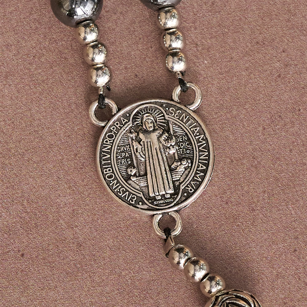 Christianartworkshop Hämatit-Rosenkranz mit Rosenperlen, St.-Benedikt-Medaille und detailliertem Kruzifix - image 5