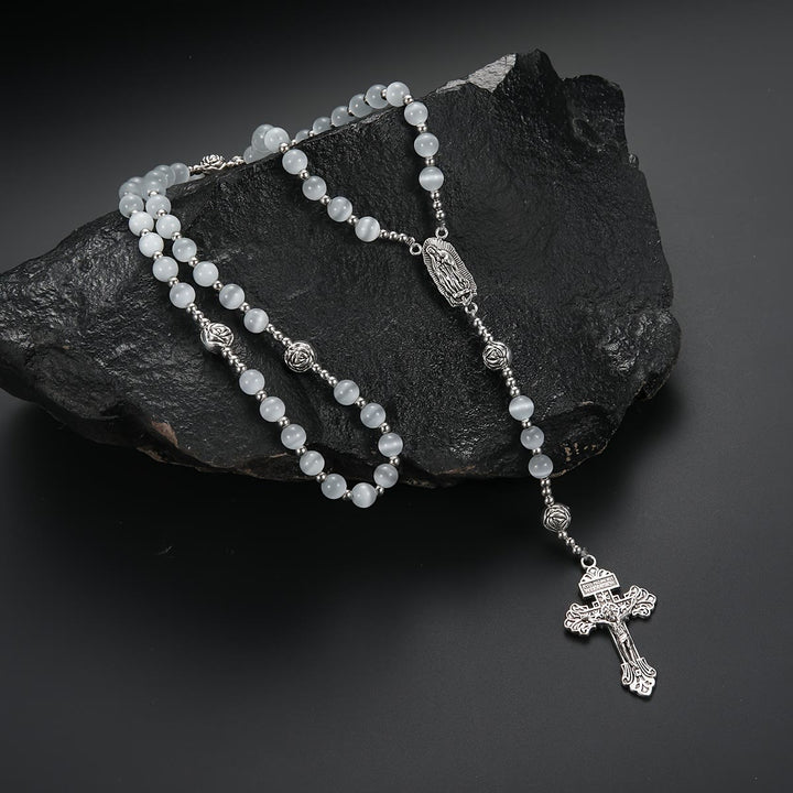 Christianartworkshop Leuchtender weißer Rosenkranz aus Katzenaugenstein mit Marienmedaille und kunstvollem Kruzifix - image 2