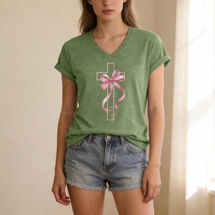 Christianartworkshop Lässiges T-Shirt mit V-Ausschnitt und Grafikmuster: Kreuz mit rosa Schleife - image 3