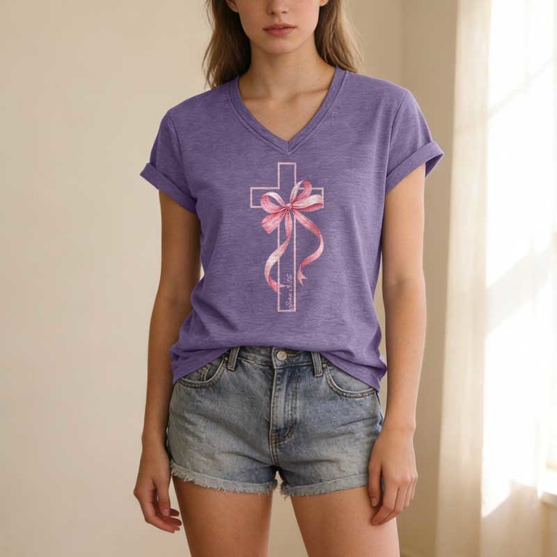 Christianartworkshop Lässiges T-Shirt mit V-Ausschnitt und Grafikmuster: Kreuz mit rosa Schleife - image 17