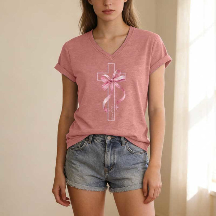 Christianartworkshop Lässiges T-Shirt mit V-Ausschnitt und Grafikmuster: Kreuz mit rosa Schleife - image 13