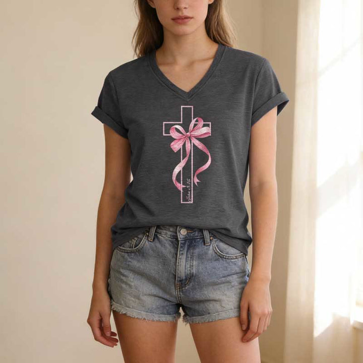 Christianartworkshop Lässiges T-Shirt mit V-Ausschnitt und Grafikmuster: Kreuz mit rosa Schleife - image 21