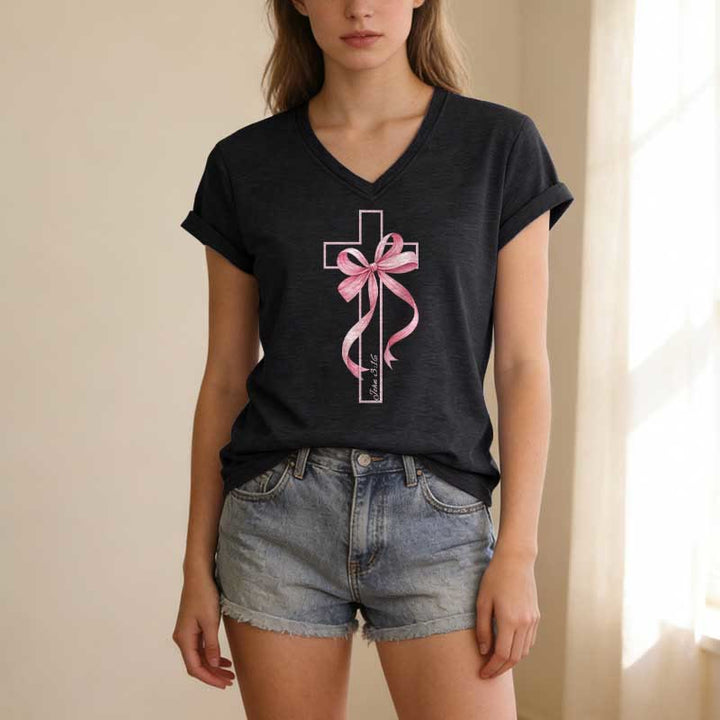 Christianartworkshop Lässiges T-Shirt mit V-Ausschnitt und Grafikmuster: Kreuz mit rosa Schleife - image 15