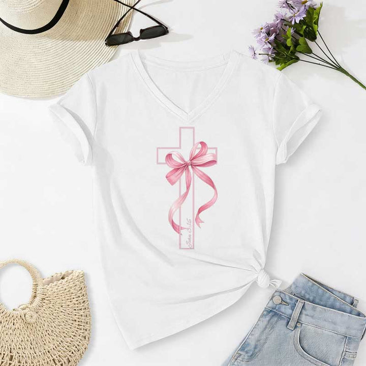 Christianartworkshop Lässiges T-Shirt mit V-Ausschnitt und Grafikmuster: Kreuz mit rosa Schleife - Weiß - 2XL - image 4