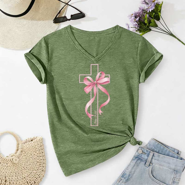 Christianartworkshop Lässiges T-Shirt mit V-Ausschnitt und Grafikmuster: Kreuz mit rosa Schleife - Olivgrün - 2XL - image 2