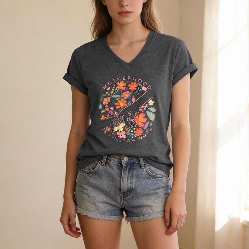 Christianartworkshop Mutterschaft ist Königreich – Arbeitsblumenmuster, handgefertigt, lässiges V-Ausschnitt-T-Shirt - image 21