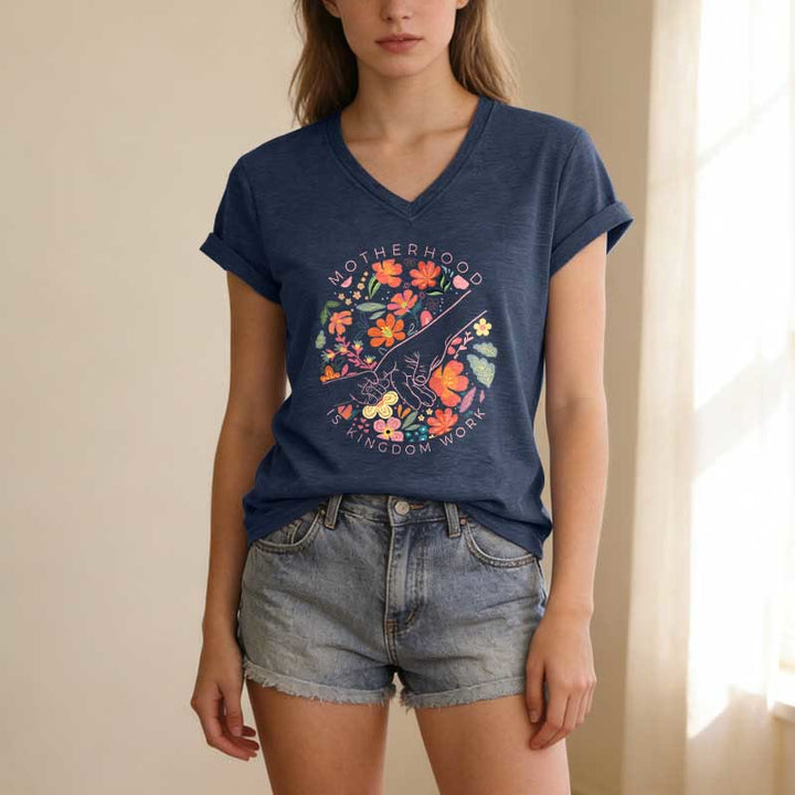 Christianartworkshop Mutterschaft ist Königreich – Arbeitsblumenmuster, handgefertigt, lässiges V-Ausschnitt-T-Shirt - image 19