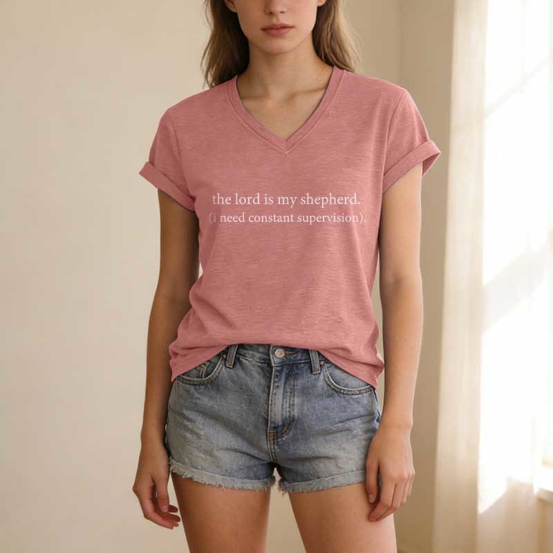 Christianartworkshop Der Herr ist mein Hirte, ich brauche ständige Aufsicht. Lässiges V-Ausschnitt-T-Shirt - image 13