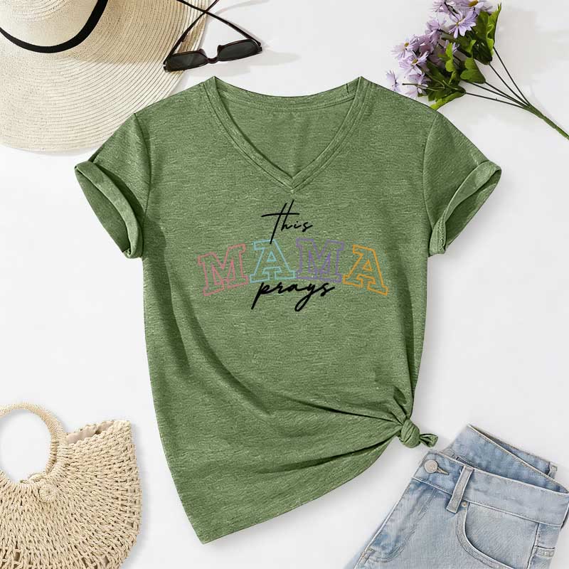 Christianartworkshop Dieses lässige T-Shirt mit V-Ausschnitt und dem Aufdruck „Mama Prays Cross“ - Olivgrün - 2XL - image 2