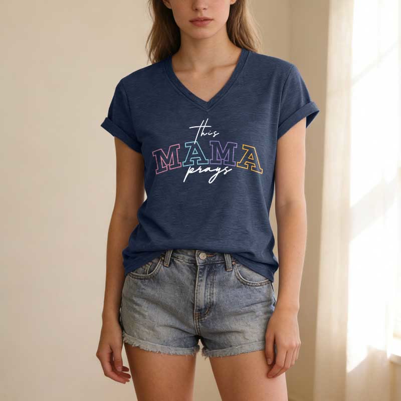 Christianartworkshop Dieses lässige T-Shirt mit V-Ausschnitt und dem Aufdruck „Mama Prays Cross“ - image 19