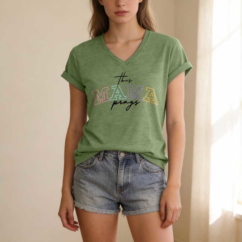 Christianartworkshop Dieses lässige T-Shirt mit V-Ausschnitt und dem Aufdruck „Mama Prays Cross“ - image 3