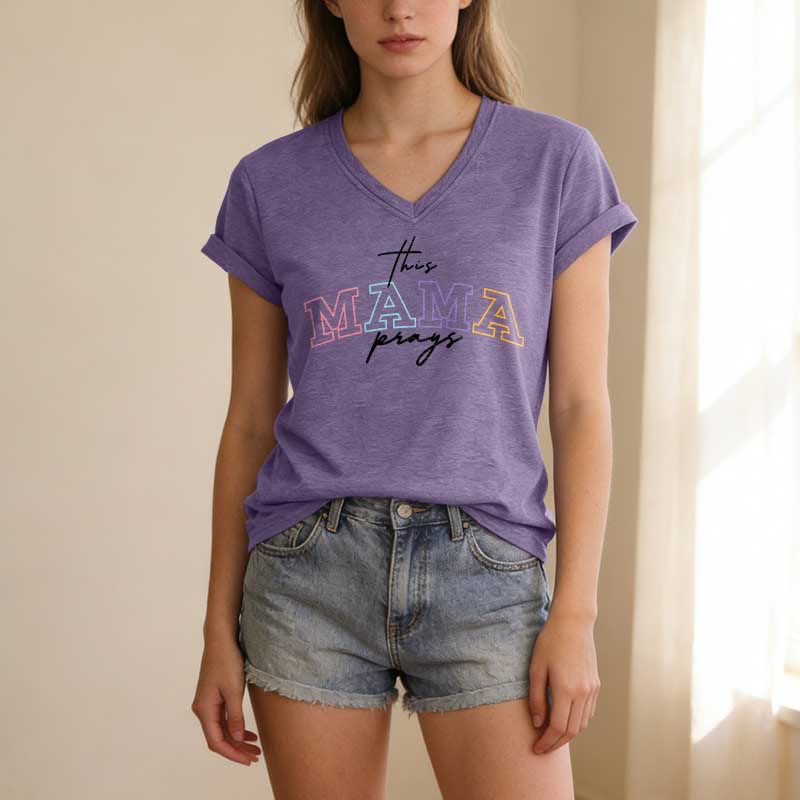 Christianartworkshop Dieses lässige T-Shirt mit V-Ausschnitt und dem Aufdruck „Mama Prays Cross“ - image 17