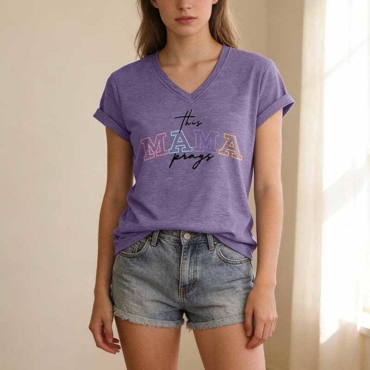 Christianartworkshop Dieses lässige T-Shirt mit V-Ausschnitt und dem Aufdruck „Mama Prays Cross“ - image 17