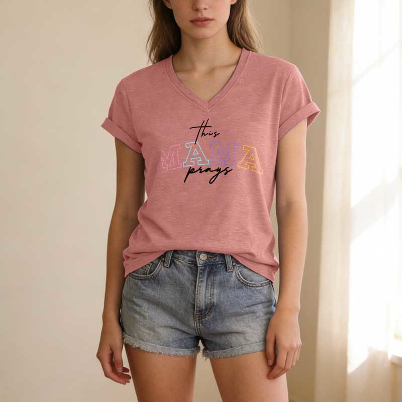 Christianartworkshop Dieses lässige T-Shirt mit V-Ausschnitt und dem Aufdruck „Mama Prays Cross“ - image 11