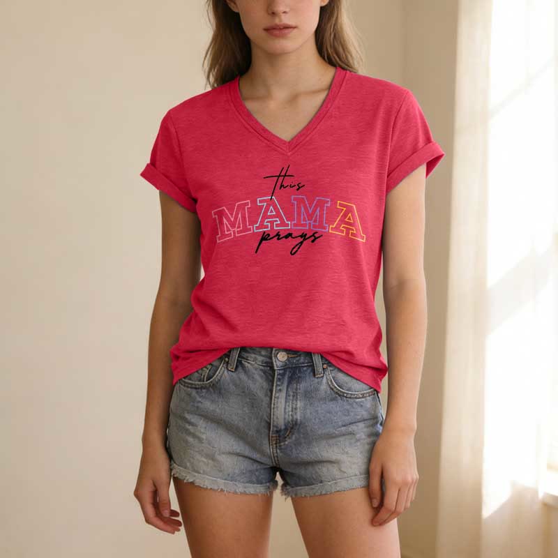 Christianartworkshop Dieses lässige T-Shirt mit V-Ausschnitt und dem Aufdruck „Mama Prays Cross“ - image 23