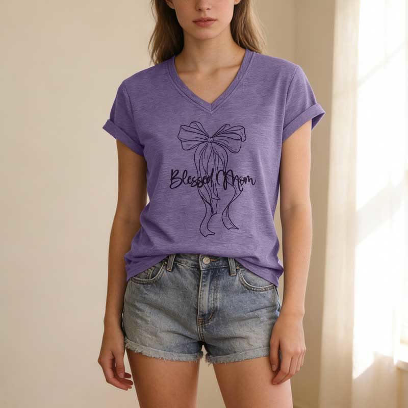 Christianartworkshop Lässiges T-Shirt mit Schleifenmotiv „Gesegnete Mama“ und V-Ausschnitt - image 1