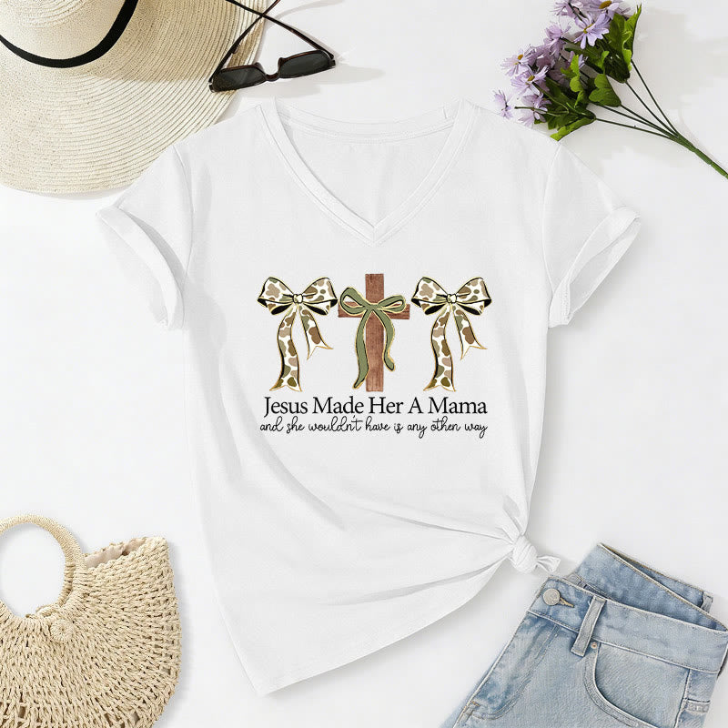Christianartworkshop Jesus Made Her A Mama Cross Bow Casual V-Neck T-Shirt - Weiß - 2XL - image 4