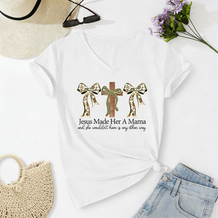 Christianartworkshop Jesus Made Her A Mama Cross Bow Casual V-Neck T-Shirt - Weiß - 2XL - image 4