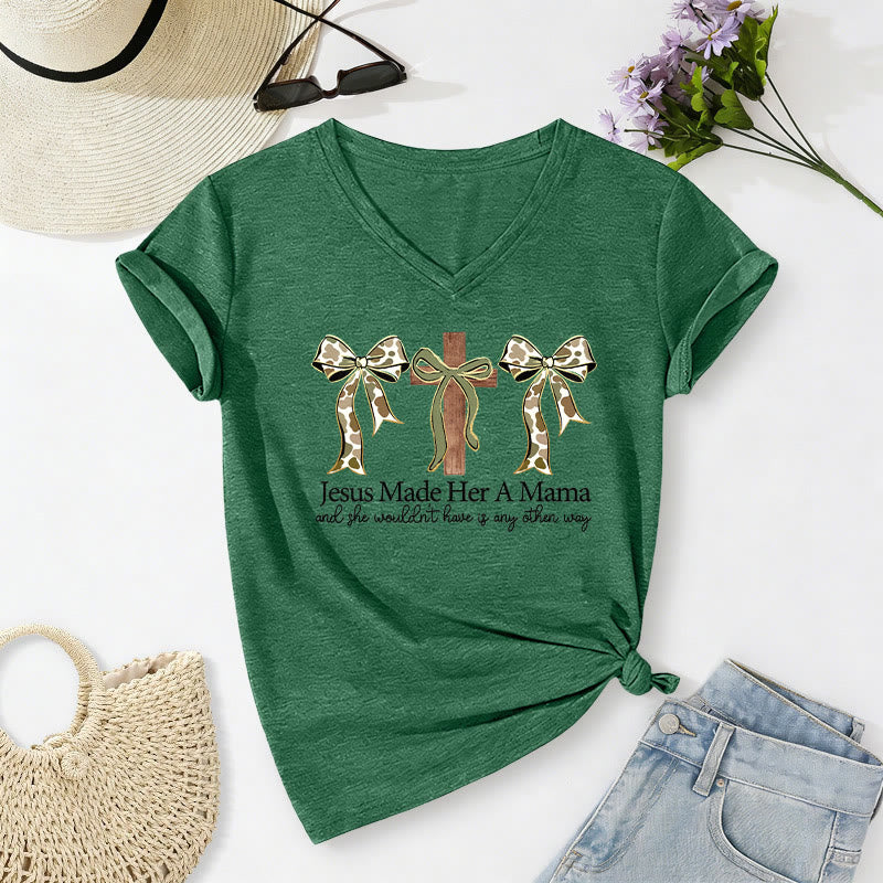 Christianartworkshop Jesus Made Her A Mama Cross Bow Casual V-Neck T-Shirt - Dunkelgrün - 2XL - image 14