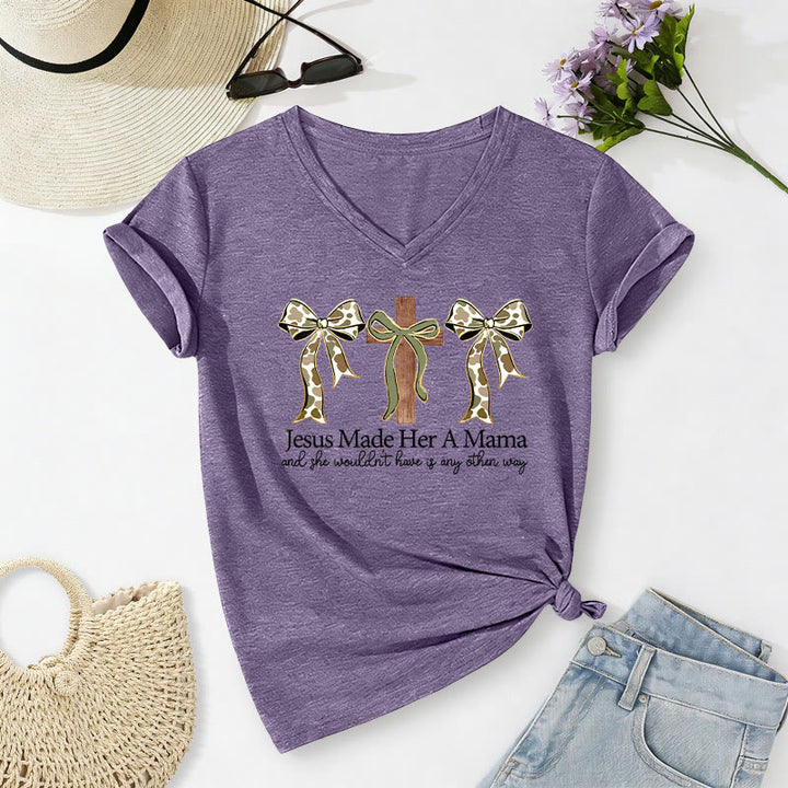 Christianartworkshop Jesus Made Her A Mama Cross Bow Casual V-Neck T-Shirt - Lila - 2XL - image 16