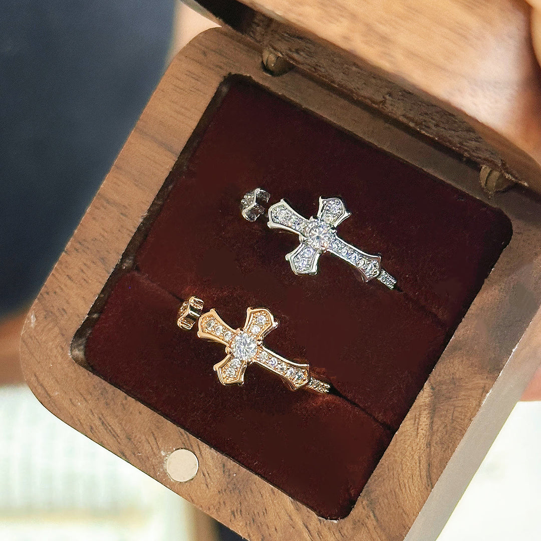 Christianartworkshop Zarter, verstellbarer Ring mit Zirkonia-Kreuz: Sanftes Symbol des Glaubens an die himmlische Erlösung - image 0