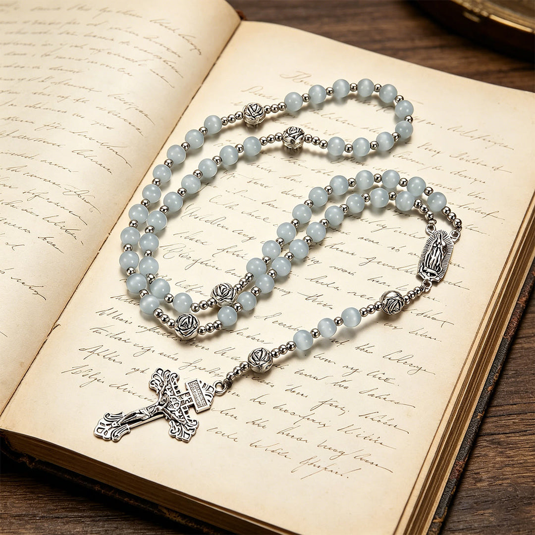 Christianartworkshop Leuchtender weißer Rosenkranz aus Katzenaugenstein mit Marienmedaille und kunstvollem Kruzifix - image 3
