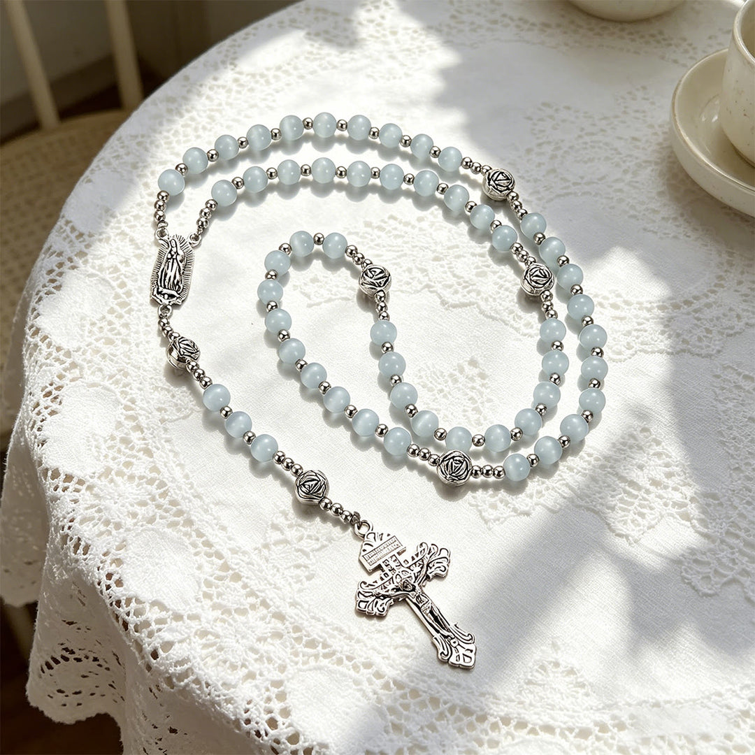 Christianartworkshop Leuchtender weißer Rosenkranz aus Katzenaugenstein mit Marienmedaille und kunstvollem Kruzifix - image 10