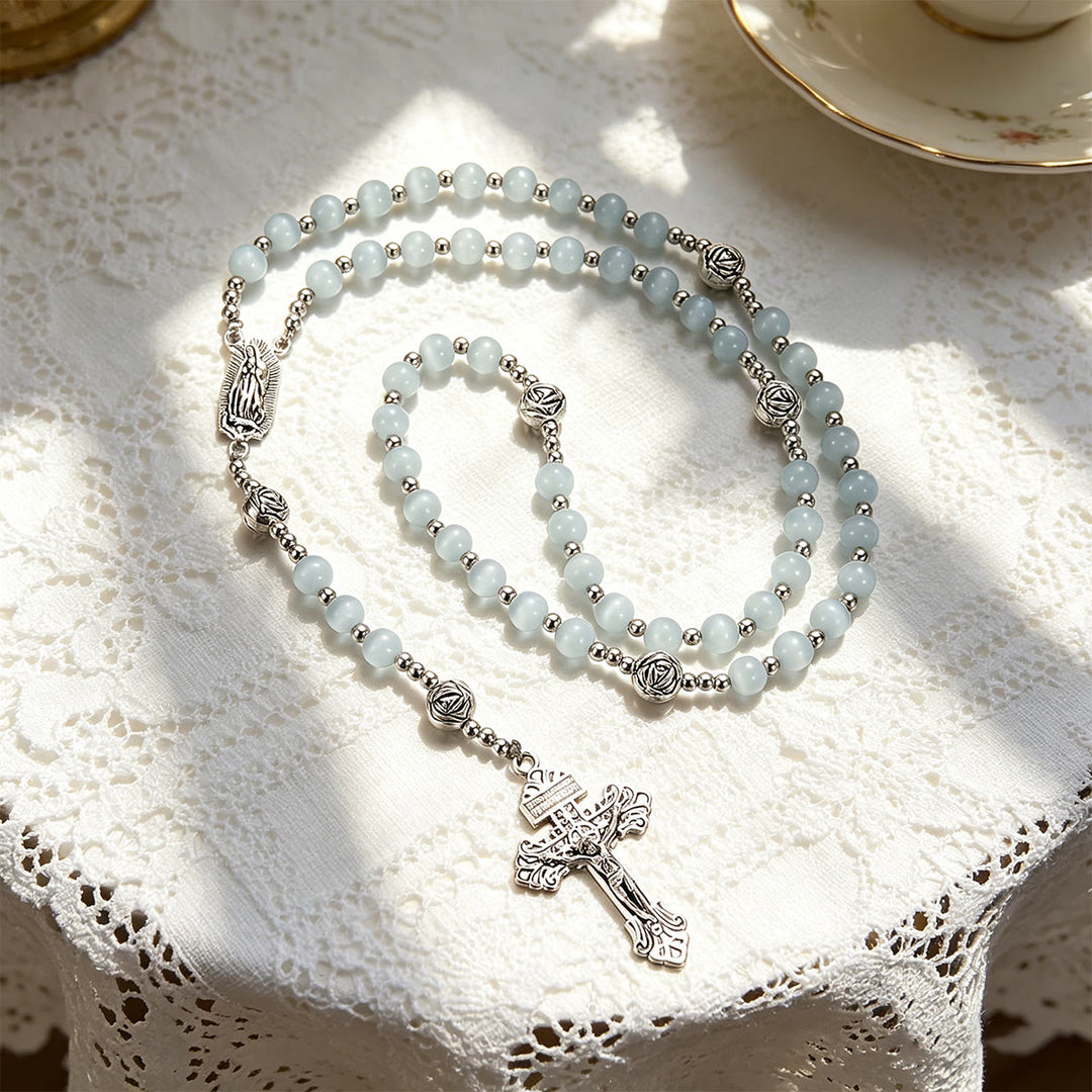 Christianartworkshop Leuchtender weißer Rosenkranz aus Katzenaugenstein mit Marienmedaille und kunstvollem Kruzifix - image 8
