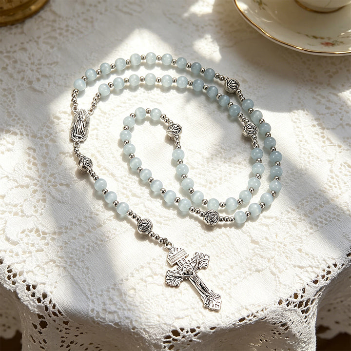 Christianartworkshop Leuchtender weißer Rosenkranz aus Katzenaugenstein mit Marienmedaille und kunstvollem Kruzifix - image 8