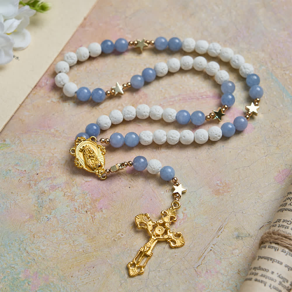Christianartworkshop Rosenkranz aus natürlichem weißen Vulkangestein und Aquamarinperlen: Die Ruhe der Natur und sternenklare Träume - Unsere Liebe Frau und das Kruzifix - image 0