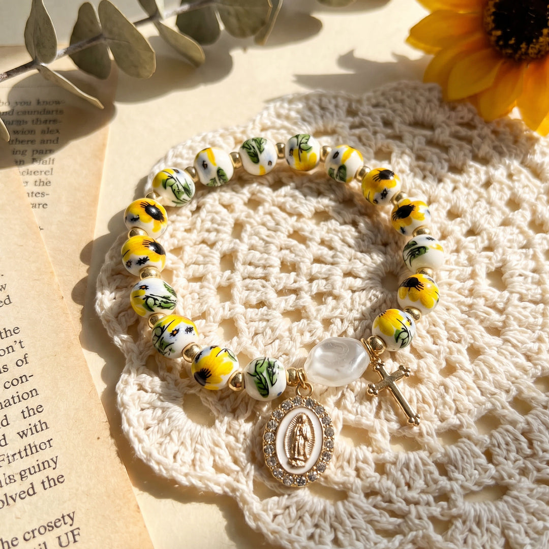 Christianartworkshop Florales Keramik-Porzellan-Armband mit Marienmedaille und Kreuzanhänger (3 Ausführungen) - image 2