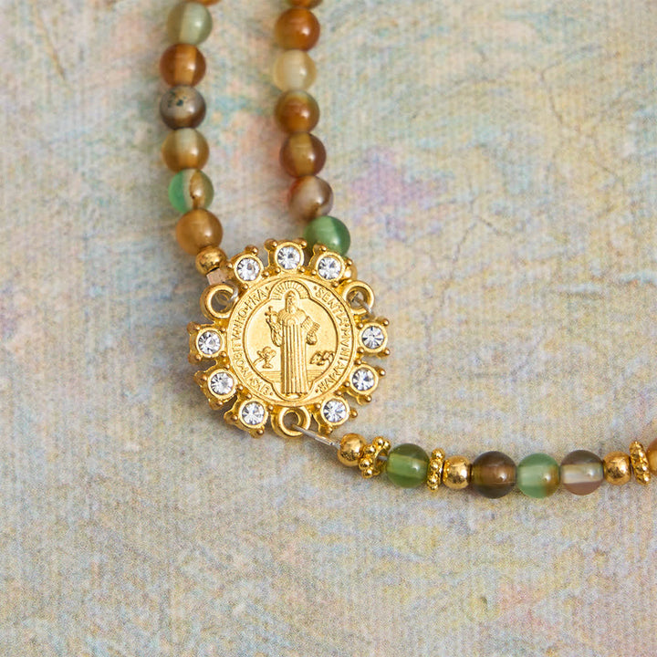 Christianartworkshop Magnetisches Rosenkranzarmband aus Pfauenachat mit goldenem St.-Benedikt-Anhänger - image 10