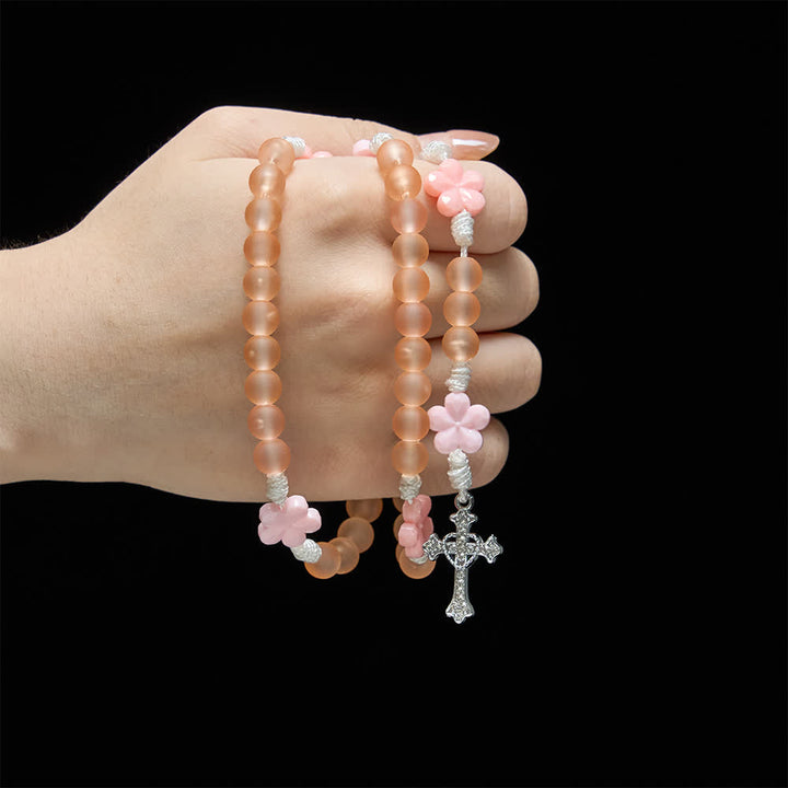 Christianartworkshop Rosenkranz aus pfirsichfarbenen, orangefarbenen, mattierten Perlen und rosa Kamelienblüten: die Reinheit der Frühlingsblüten - image 1