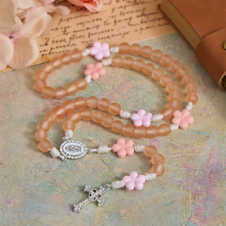 Christianartworkshop Rosenkranz aus pfirsichfarbenen, orangefarbenen, mattierten Perlen und rosa Kamelienblüten: die Reinheit der Frühlingsblüten - Unsere Liebe Frau und das Kruzifix - image 0