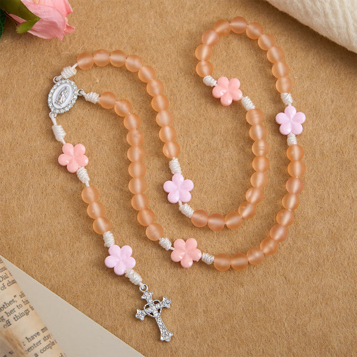 Christianartworkshop Rosenkranz aus pfirsichfarbenen, orangefarbenen, mattierten Perlen und rosa Kamelienblüten: die Reinheit der Frühlingsblüten - image 3