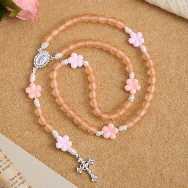Christianartworkshop Rosenkranz aus pfirsichfarbenen, orangefarbenen, mattierten Perlen und rosa Kamelienblüten: die Reinheit der Frühlingsblüten - image 4