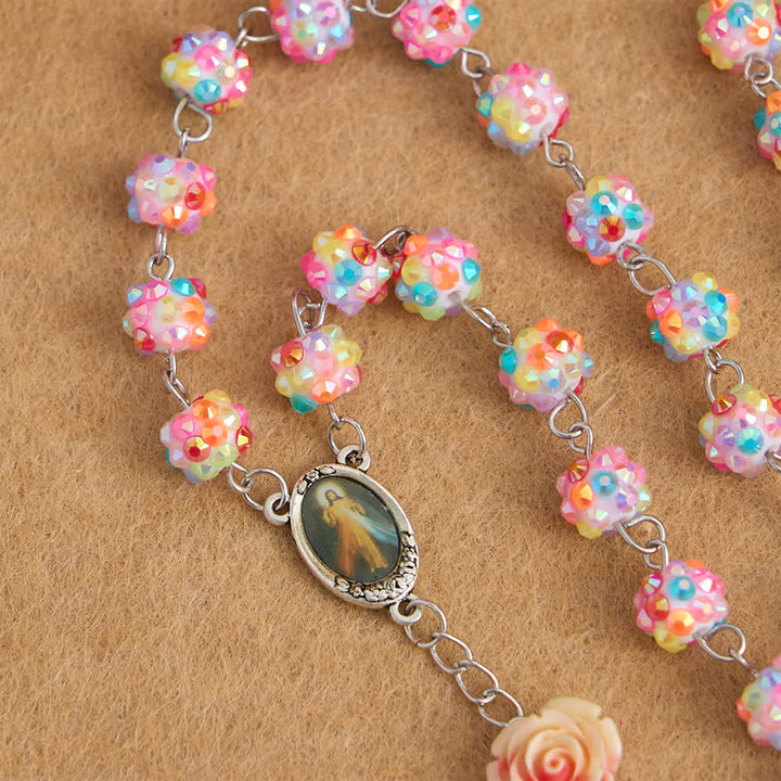 Christianartworkshop Osterrosenkranz mit rosa Rosen und funkelnden, mehrfarbigen Diamantperlen und der Göttlichen Barmherzigkeit - image 2