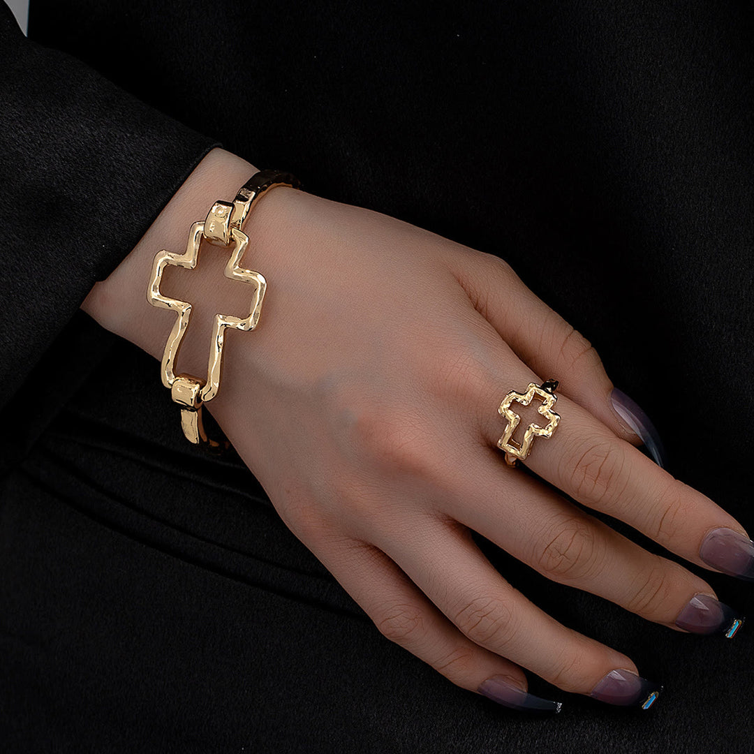 Christianartworkshop Armreif- und Ringset mit gehämmertem Kreuz: Ein Symbol des Glaubens und der raffinierten Schlichtheit - Goldenes Set - image 0