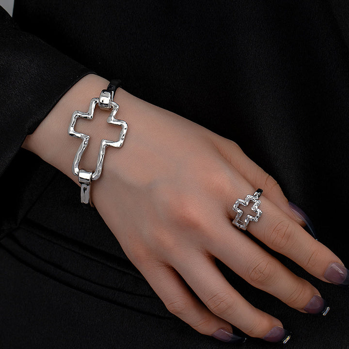 Christianartworkshop Armreif- und Ringset mit gehämmertem Kreuz: Ein Symbol des Glaubens und der raffinierten Schlichtheit - Silbernes Set - image 6