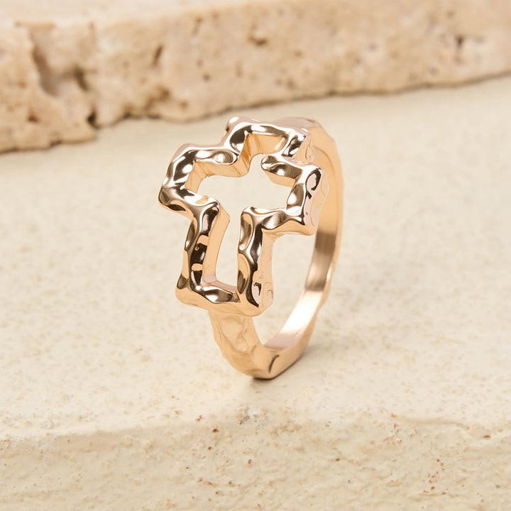 Christianartworkshop Armreif- und Ringset mit gehämmertem Kreuz: Ein Symbol des Glaubens und der raffinierten Schlichtheit - image 4